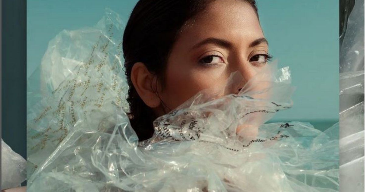 شاهد .. مي الغيطي تفاجئ الجمهور بفستان من الأكياس البلاستيكية الشفافة لهذا السبب