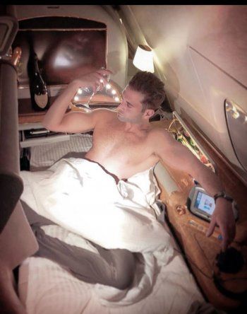 شاهد .. حفيد عمر الشريف يثير الجدل بعدما خلع ملابسه على الطائرة - بالصورة