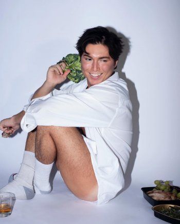 شاهد .. بالصور - نجم نيكلوديون ينفي حقيقة مثليته بالقول وليس بالفعل