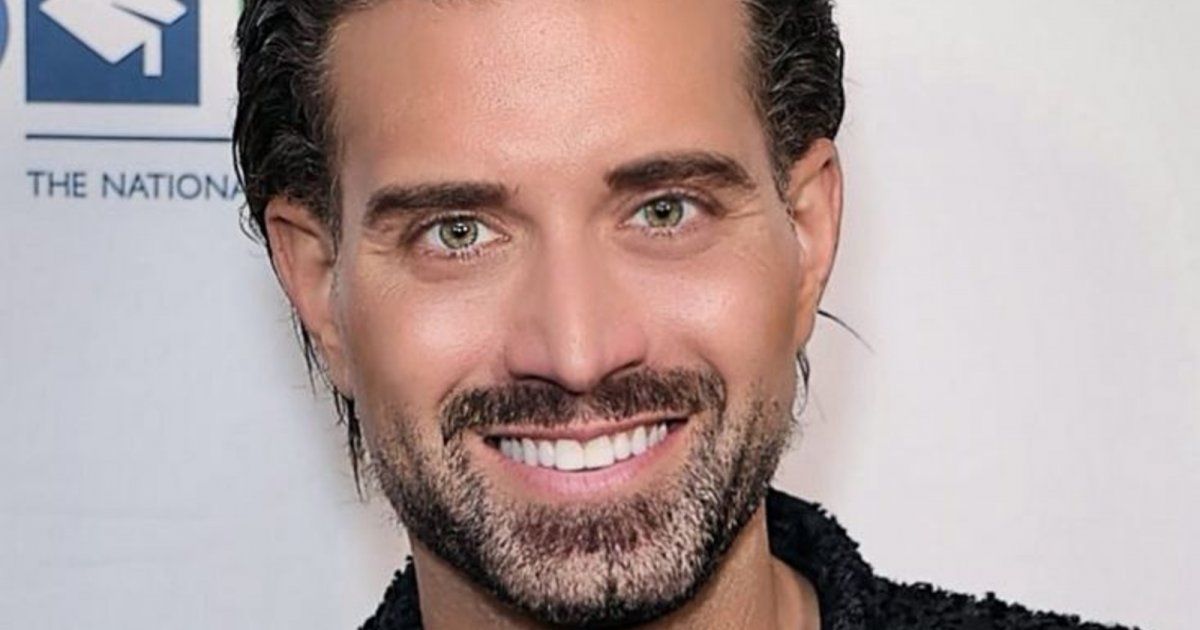 شاهد .. حفيد عمر الشريف يثير الجدل بعدما خلع ملابسه على الطائرة - بالصورة