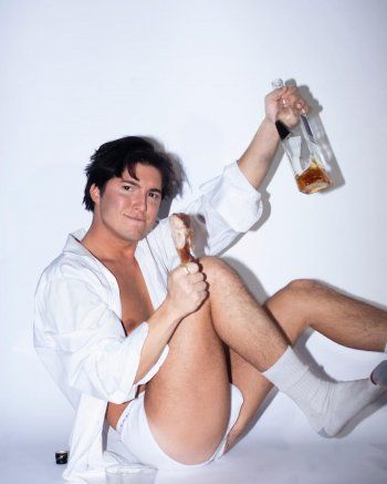 شاهد .. بالصور - نجم نيكلوديون ينفي حقيقة مثليته بالقول وليس بالفعل