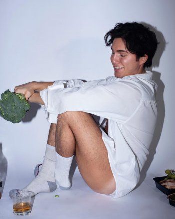 شاهد .. بالصور - نجم نيكلوديون ينفي حقيقة مثليته بالقول وليس بالفعل