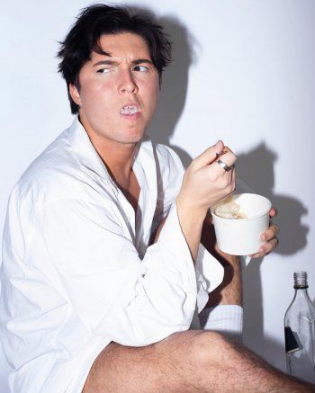 شاهد .. بالصور - نجم نيكلوديون ينفي حقيقة مثليته بالقول وليس بالفعل