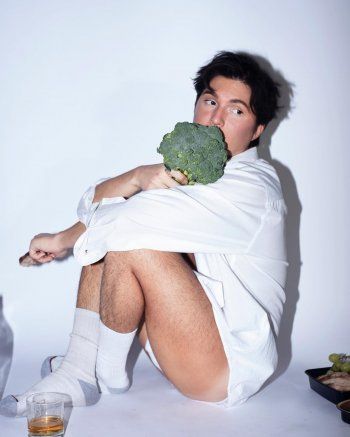 شاهد .. بالصور - نجم نيكلوديون ينفي حقيقة مثليته بالقول وليس بالفعل