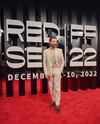 شاهد .. شادي حداد يتألق ببدلة من تصميم جورج حبيقة في مهرجان البحر الأحمر السينمائي