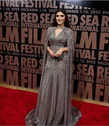 شاهد .. مي عمر تبهر المتابعين بفستان من تصميم زهير مراد.. وهكذا عدلته ليصبح أكثر إحتشاماً