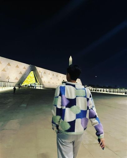 المغني الكوري “سيهون” يوثق رحلته في مصر – شاهد