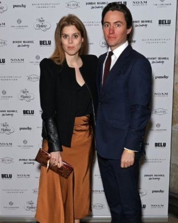 شاهد .. الأميرة بياتريس بإطلالة ناعمة خلال حضورها وزوجها حفلاً ميلادياً-بالصورة