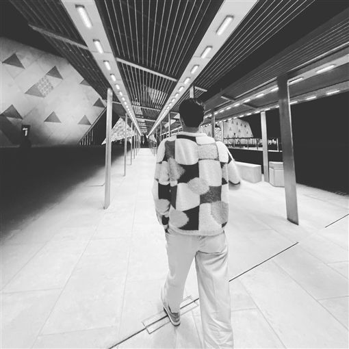 المغني الكوري “سيهون” يوثق رحلته في مصر – شاهد