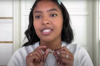 شاهد .. بالصورة - ناتاليا براينت تخلد ذكرى والدها كوبي براينت أينما ذهبت بهذه الطريقة