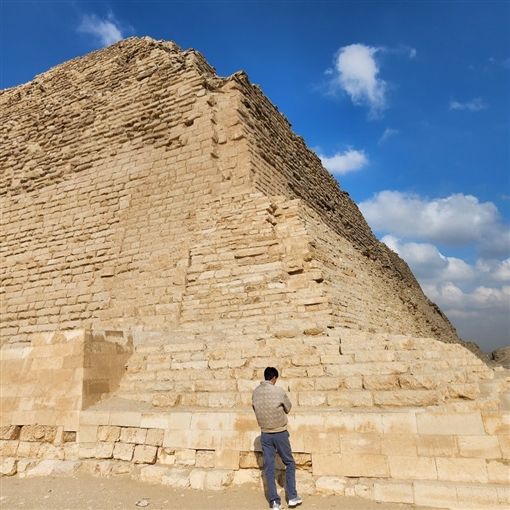 المغني الكوري “سيهون” يوثق رحلته في مصر – شاهد