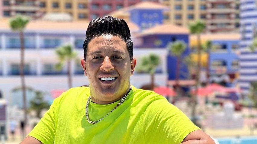 شاهد .. بالصورة - حمو بيكا يجد شبيهه داخل مدرجات المونديال...وهكذا علق!