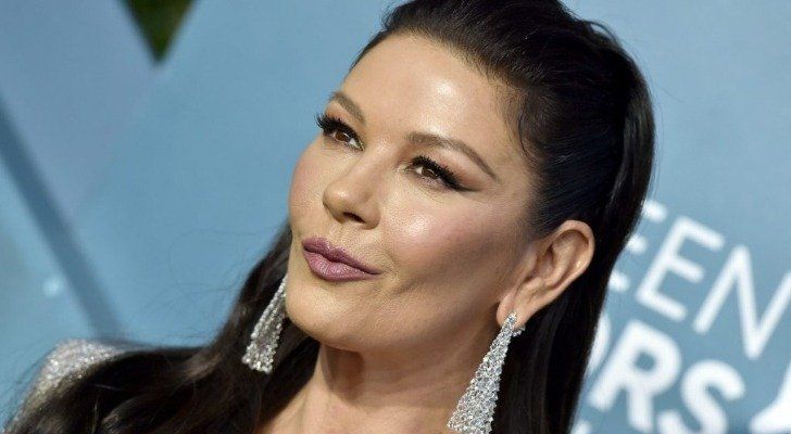 شاهد .. بالصورة - درجة الشبه بين كاثرين زيتا جونز وإبنتها كاريس دوغلاس سوف يصدمكم