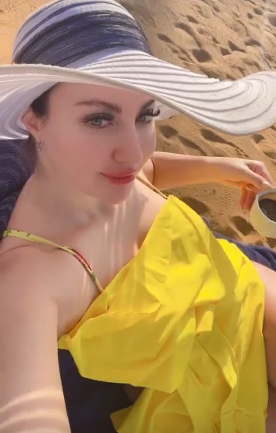 صافيناز عصفورة كناريا علي شط البحر – شاهد