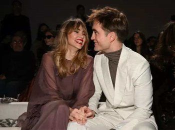 شاهد .. روبرت باتينسون يغازل حبيبته أمام أهرامات الجيزة في مصر - بالصور