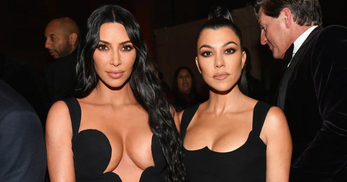 شاهد .. صور مقرفة لـ كيم وكورتني كارداشيان وهما تقضيان حاجتيهما في الحمام!!