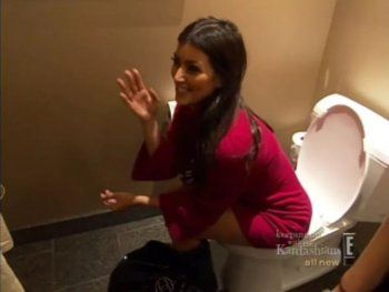 شاهد .. صور مقرفة لـ كيم وكورتني كارداشيان وهما تقضيان حاجتيهما في الحمام!!