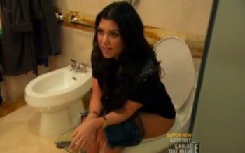 شاهد .. صور مقرفة لـ كيم وكورتني كارداشيان وهما تقضيان حاجتيهما في الحمام!!