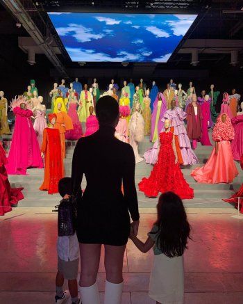 شاهد .. جورجينا رودريغيز تتجول بـ قطر بفستان قصير - بالصور