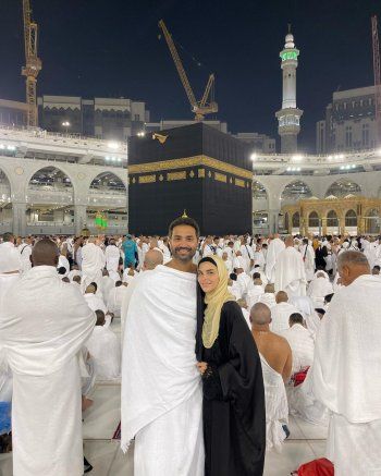 شاهد .. كريم فهمي وزوجته يؤديان مناسك العمرة.. و" أحلى عيد ميلاد"