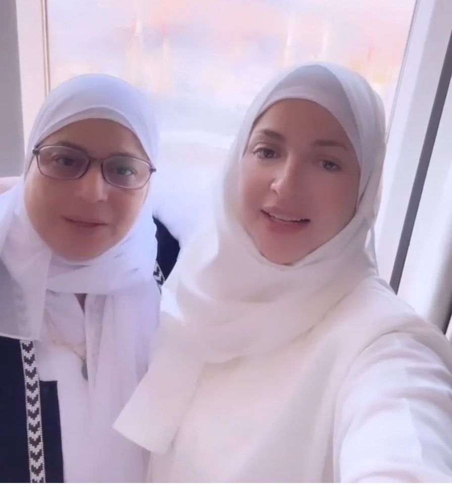 بالصور – مني فاروق تؤدي مناسك العمره