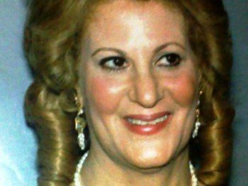 شاهد .. سماح أنور تعايد والدتها الراحلة سعاد حسين في عيد ميلادها بكلمات مؤثرة وصور نادرة لها