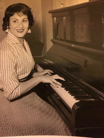 شاهد .. سماح أنور تعايد والدتها الراحلة سعاد حسين في عيد ميلادها بكلمات مؤثرة وصور نادرة لها