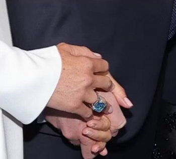 شاهد .. بالصورة - ميغان ماركل تضع خاتم الأميرة ديانا في حفل تكريم منظمة روبيرت كنيدي