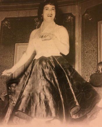 شاهد .. سماح أنور تعايد والدتها الراحلة سعاد حسين في عيد ميلادها بكلمات مؤثرة وصور نادرة لها