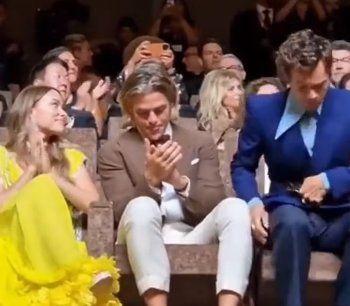 شاهد .. بالصور - بعد الخلافهما كريس باين بأحضان هاري ستايلز