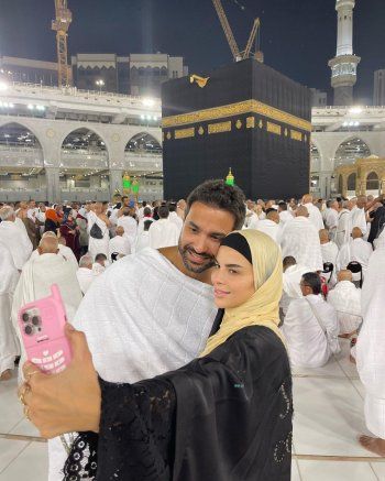 شاهد .. كريم فهمي وزوجته يؤديان مناسك العمرة.. و" أحلى عيد ميلاد"