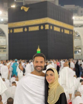 شاهد .. كريم فهمي وزوجته يؤديان مناسك العمرة.. و" أحلى عيد ميلاد"