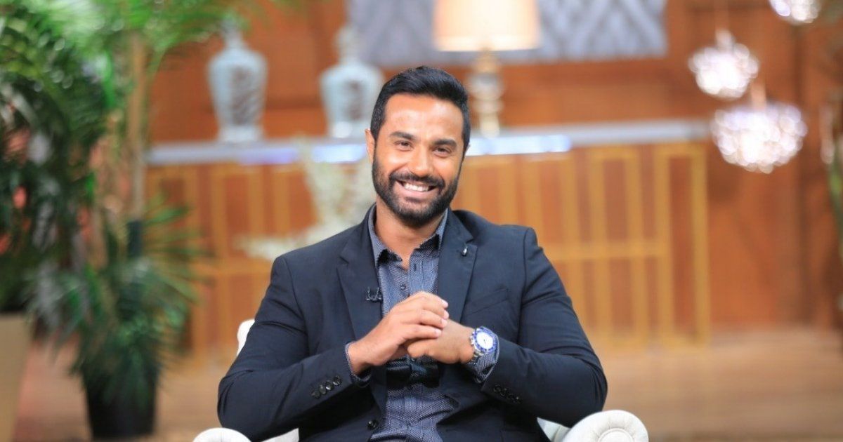 شاهد .. كريم فهمي وزوجته يؤديان مناسك العمرة.. و" أحلى عيد ميلاد"