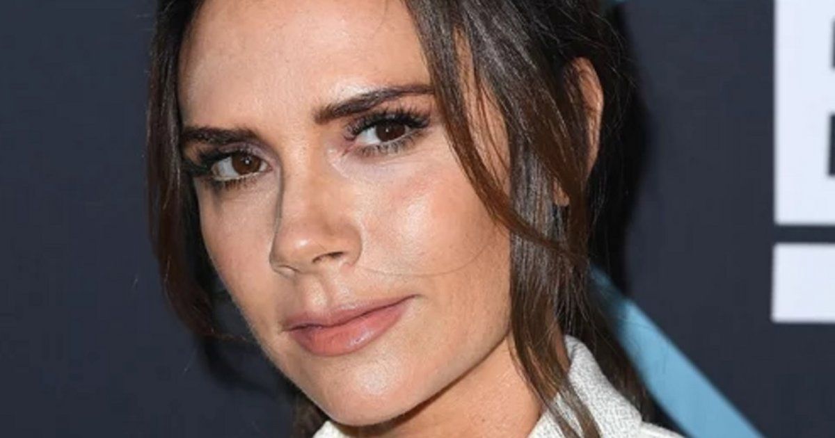 شاهد .. بالصورة- فيكتوريا بيكهام تفاجئ بفستان خارج عن المألوف