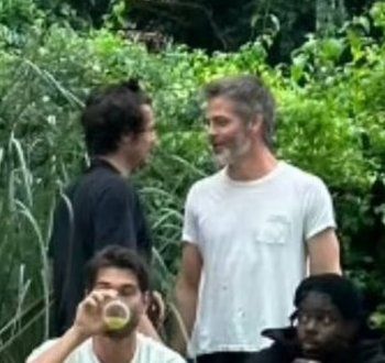 شاهد .. بالصور - بعد الخلافهما كريس باين بأحضان هاري ستايلز