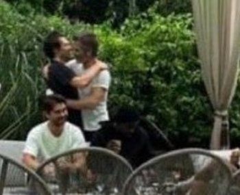 شاهد .. بالصور - بعد الخلافهما كريس باين بأحضان هاري ستايلز