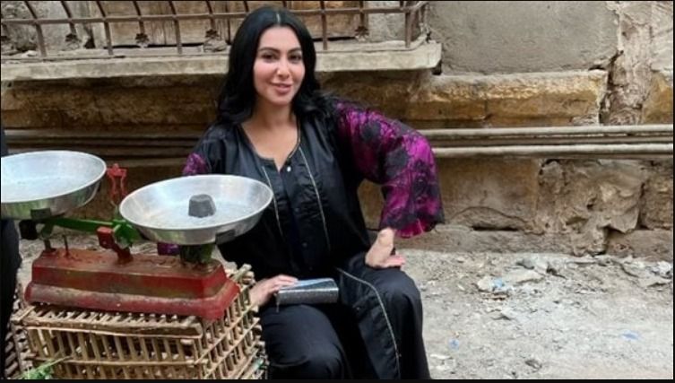 يعيني علي الحلو .. ميريهان حسين قاعدة بتبيع خضار في السوق – شاهد