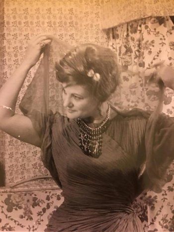 شاهد .. سماح أنور تعايد والدتها الراحلة سعاد حسين في عيد ميلادها بكلمات مؤثرة وصور نادرة لها