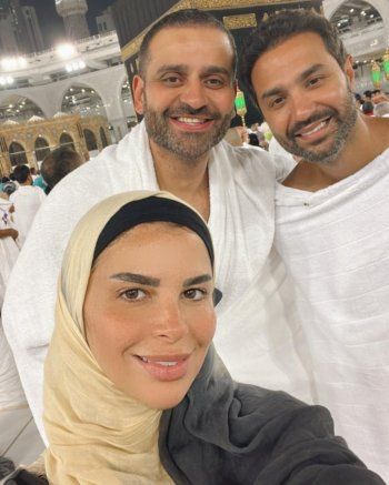 شاهد .. كريم فهمي وزوجته يؤديان مناسك العمرة.. و" أحلى عيد ميلاد"