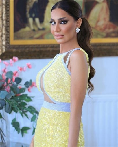 بسمة وهبة بفستان مفتوح علي البحري – شاهد