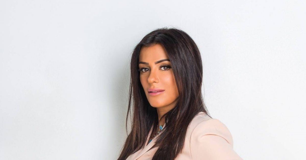 شاهد .. أنجي المقدم بفستان أنيق في العرض الأول لفيلمها...وسعره تجاوز التوقعات