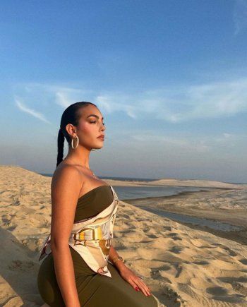 شاهد .. جورجينا رودريغيز تسحر العيون بإطلالة خلابة على رمال الصحراء في قطر-بالصور