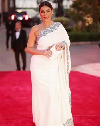 شاهد .. أنجي المقدم بفستان أنيق في العرض الأول لفيلمها...وسعره تجاوز التوقعات