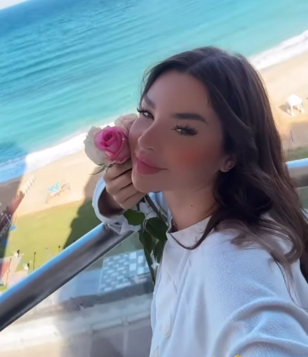 فلوس الرقص في مصر حلوة .. جوهرة بتتدلع علي شط البحر – شاهد