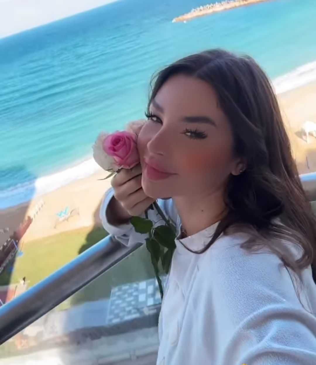 فلوس الرقص في مصر حلوة .. جوهرة بتتدلع علي شط البحر – شاهد