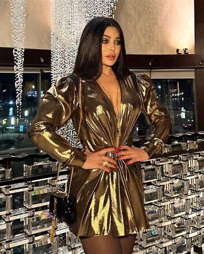 هيفاء وهبي بفستان ذهبي قصير وفتحة صدر طويلة – شاهد