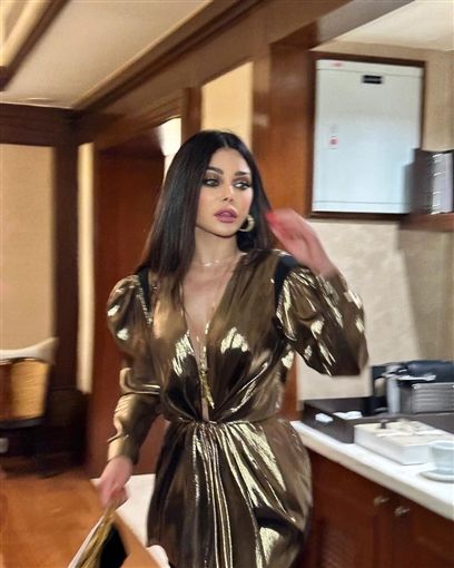 هيفاء وهبي بفستان ذهبي قصير وفتحة صدر طويلة – شاهد