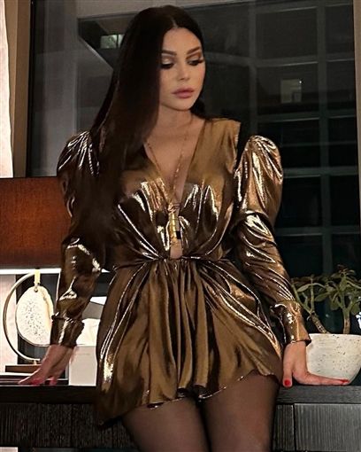 هيفاء وهبي بفستان ذهبي قصير وفتحة صدر طويلة – شاهد