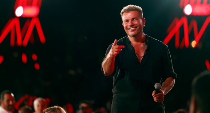 بالفيديو – عمرو دياب يظهر في إعلان برفقة نجله عبد الله