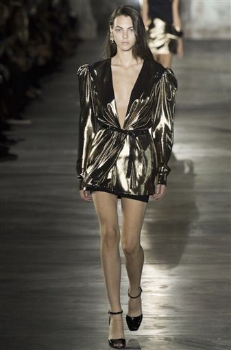 هيفاء وهبي بفستان ذهبي قصير وفتحة صدر طويلة – شاهد